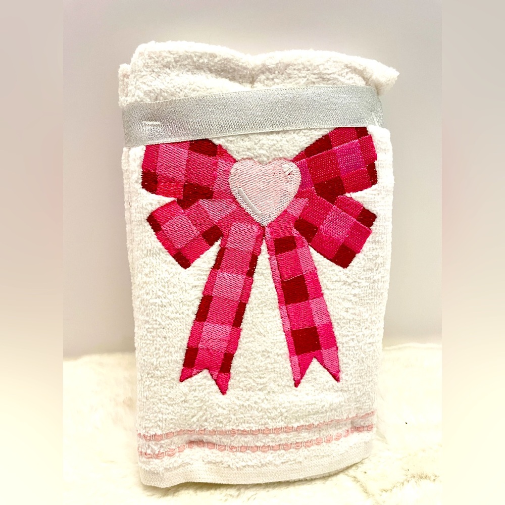 BE MINE Set‎ of 2 Hand Towels VALENTINES Coquette Bow Pink Heart NWT